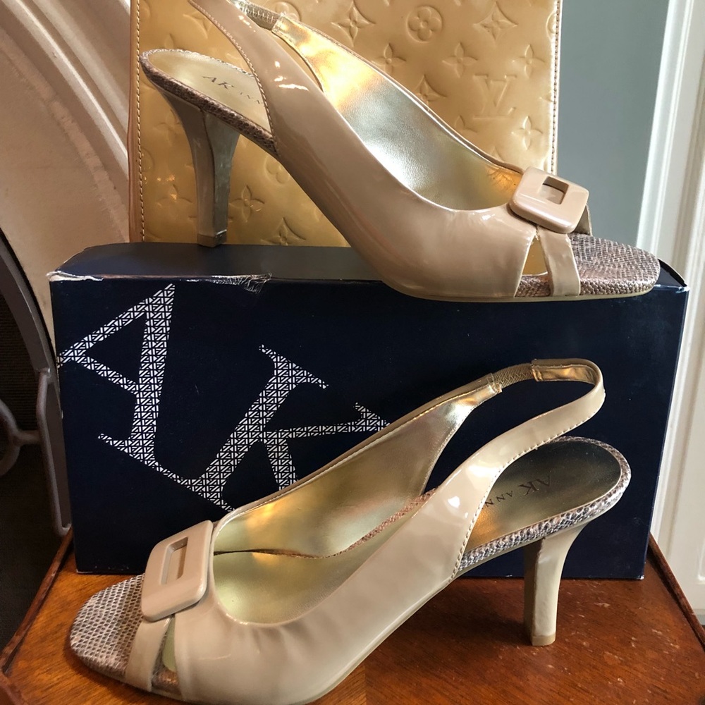 NEW Anne Klein Camel Patent Leather Peep Toe Heels